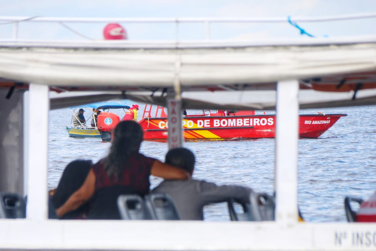 Pastor e piloto podem estar presos sob barco que afundou em acidente em Manaus