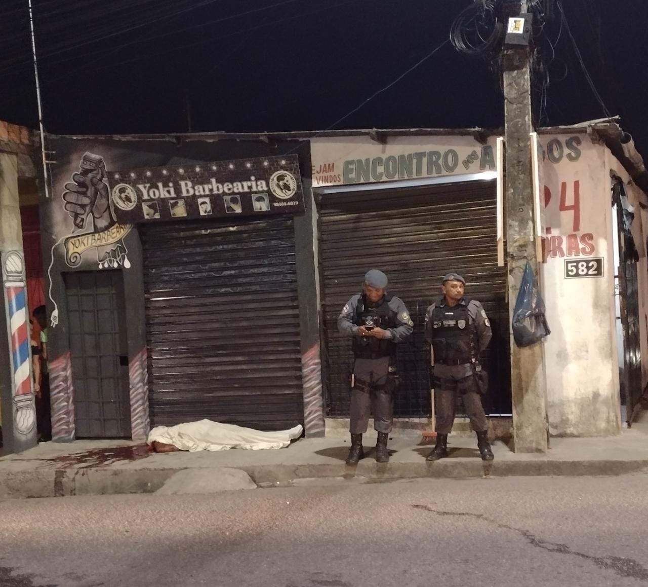 Homem é executado ao sair de barbearia em Manaus