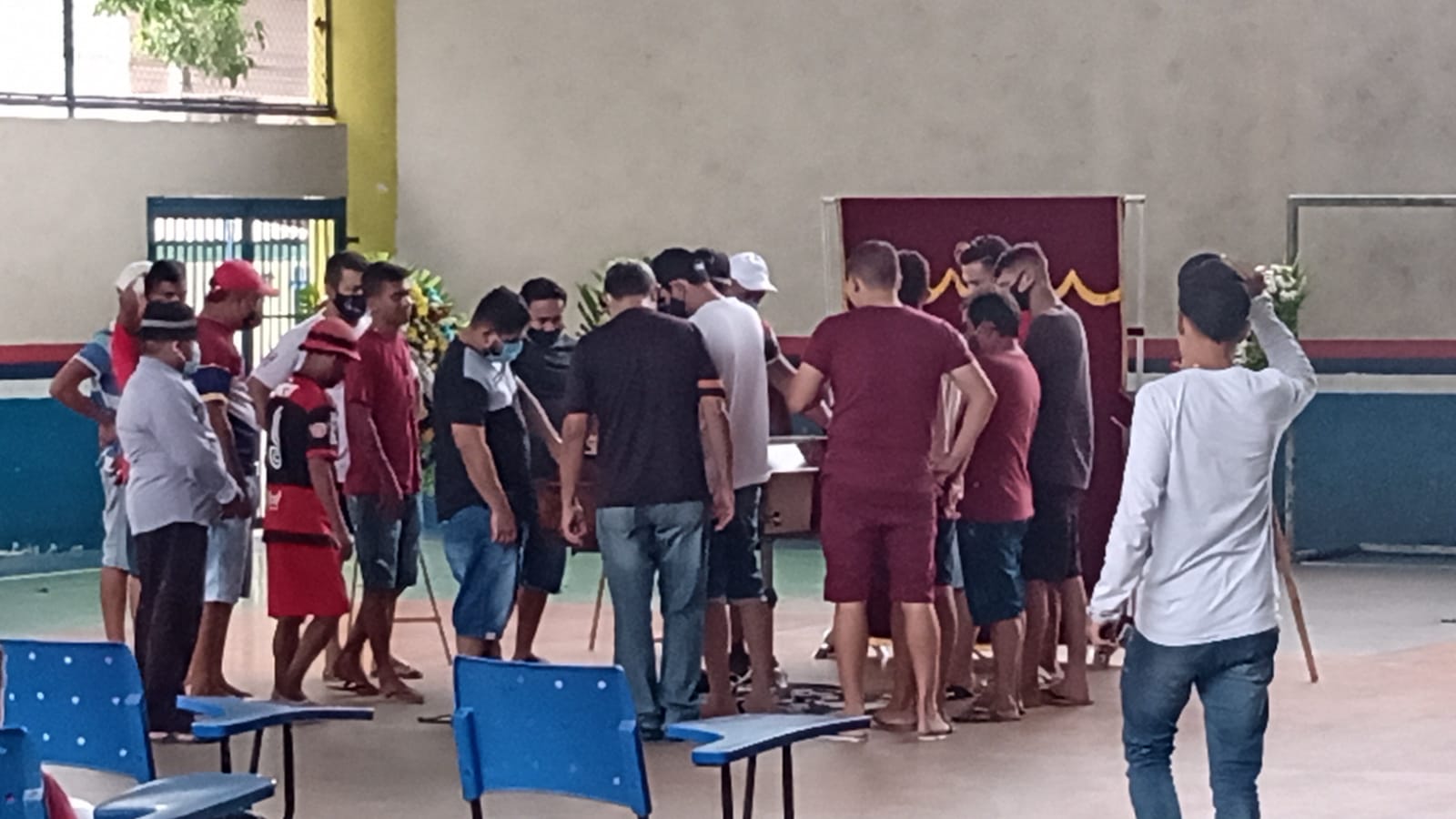 Familiares de entregador morto por linha de cerol dão último adeus em Manaus