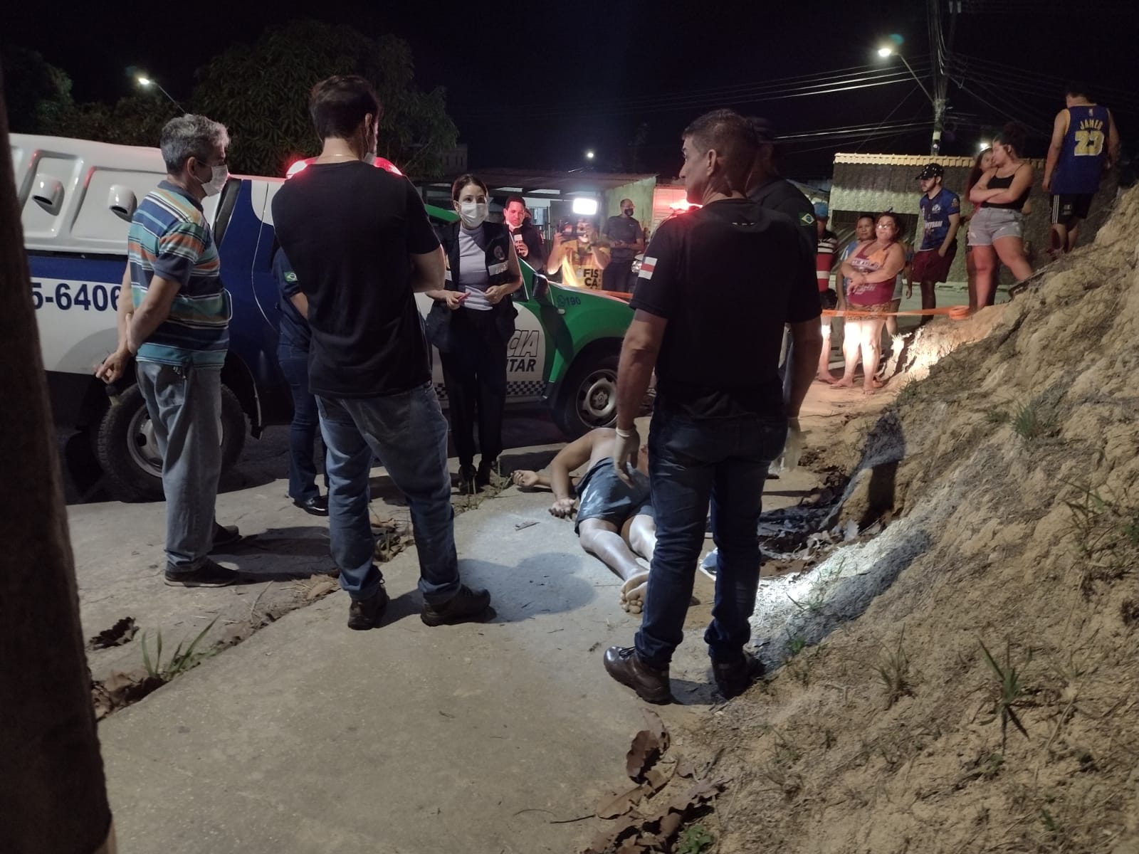 Homem é brutalmente assassinado quando descia de barranco em Manaus