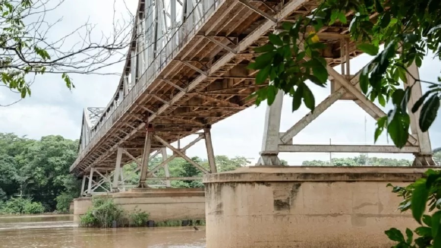 Casal pula em rio para salvar filhos e morre afogado