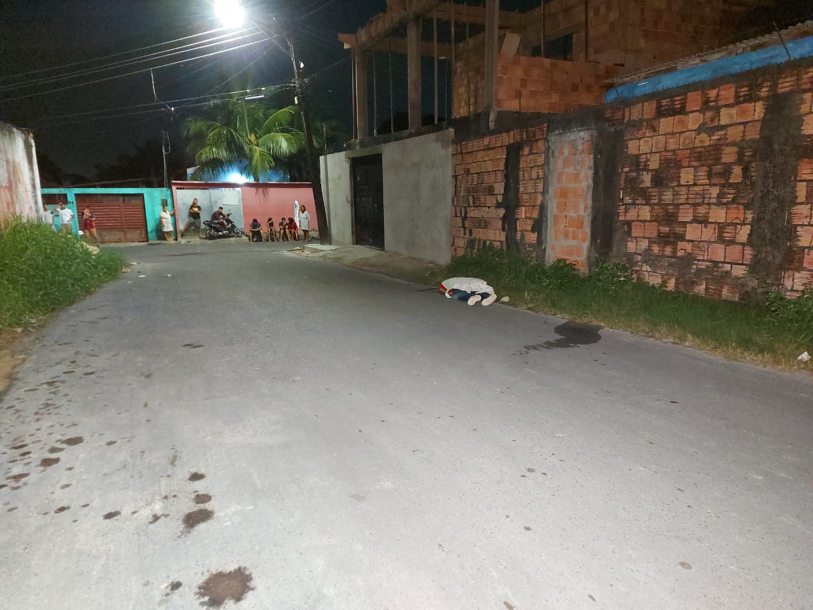 Venezuelano é jogado de carro e executado em rua de Manaus