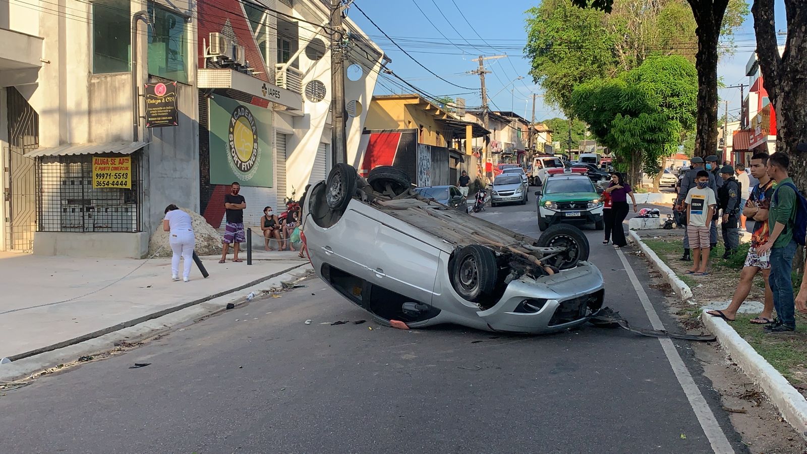 Suspeitos de assalto capotam carro durante perseguição policial em Manaus