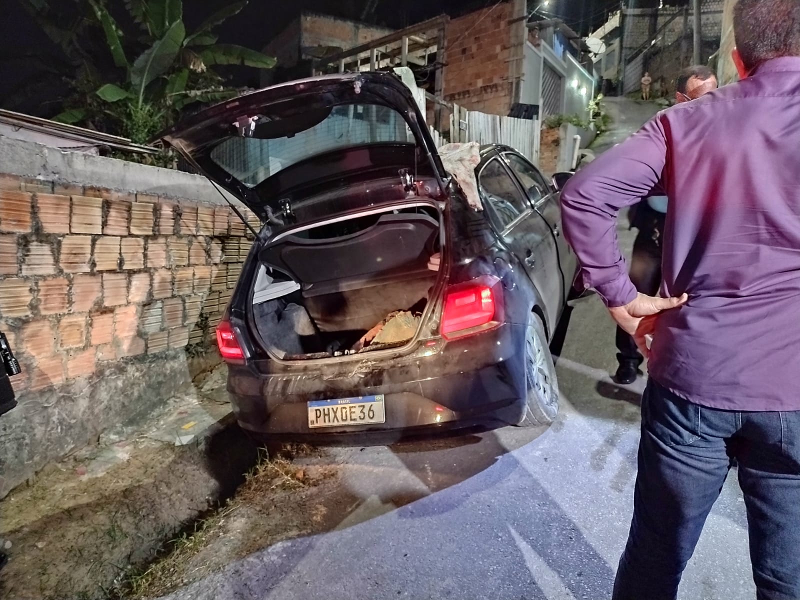 Corpo é encontrado com orelha e dedos decepados dentro de porta-malas em Manaus