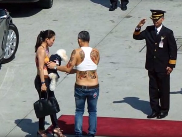  Governo tailandês proíbe uso de imagem polêmica do rei andando de cropped em shopping 