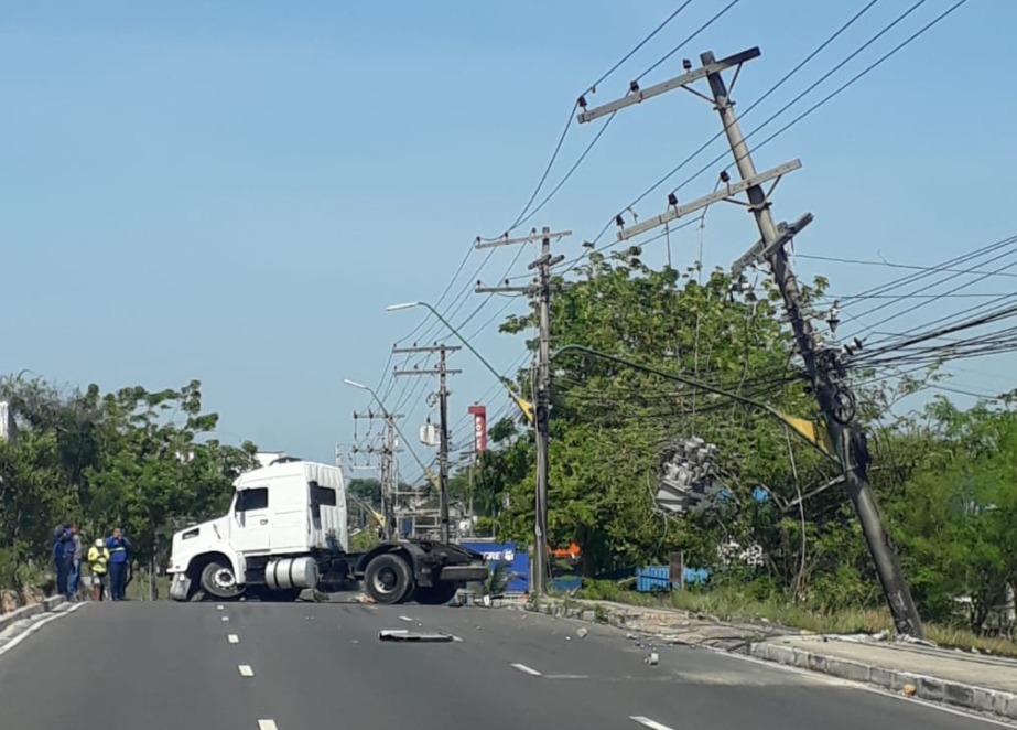 Bairros de Manaus sofrem apagão após caminhão desgovernado 'arrancar' poste