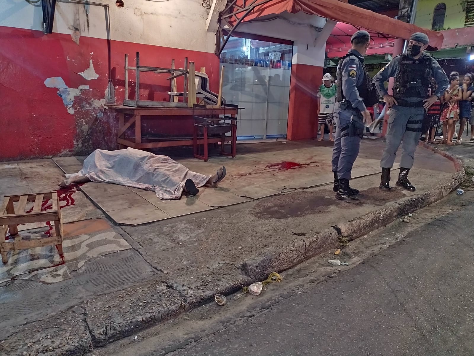 Vendedor de churrasco é assassinado quando servia clientes em Manaus