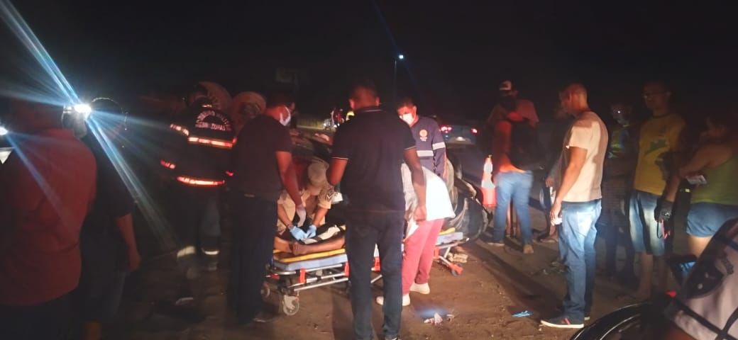 Carro capota na AM 070  e deixa três feridos; dois são adolescentes 