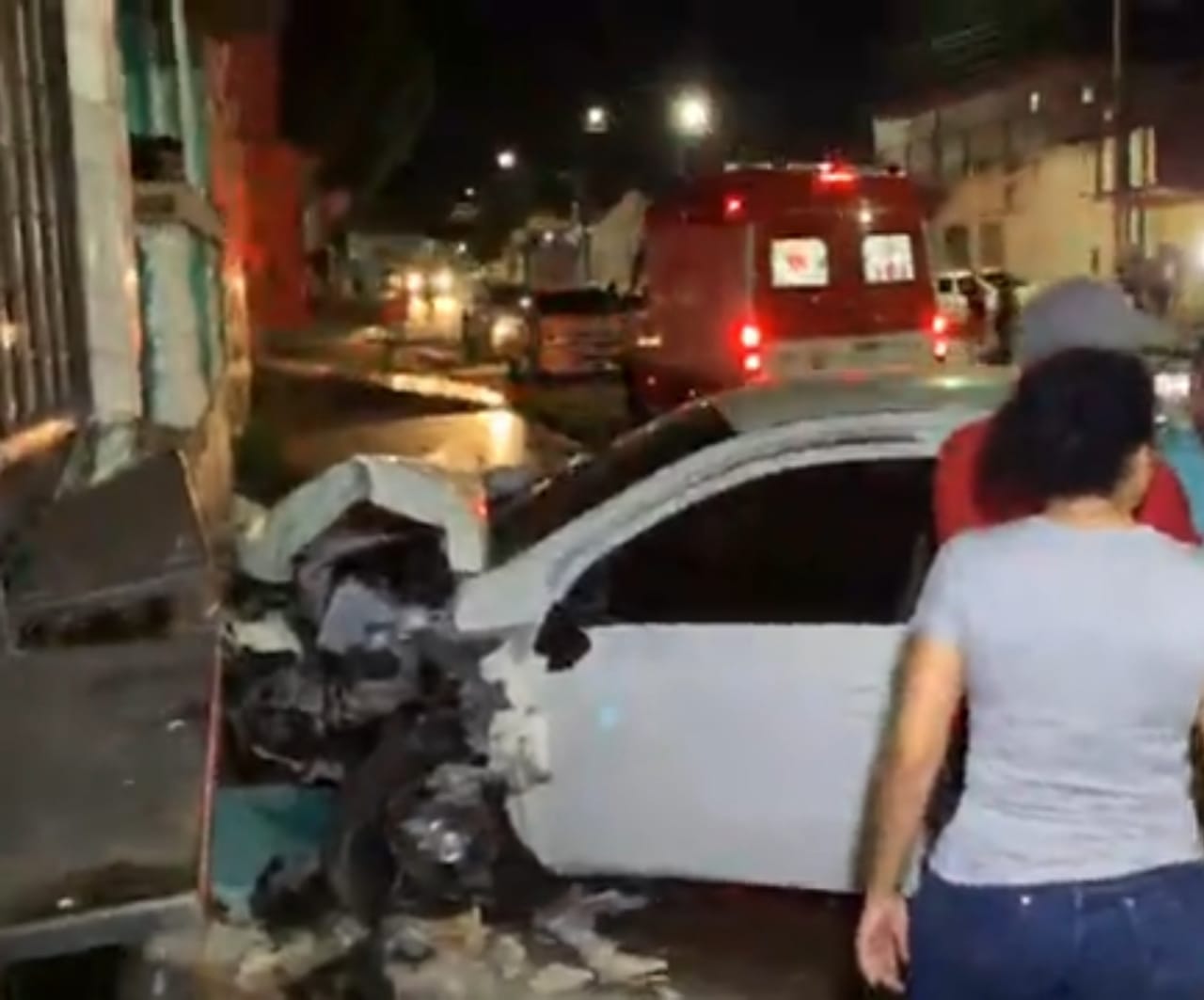 Motorista fica preso nas ferragens após carro bater em muro de Manaus