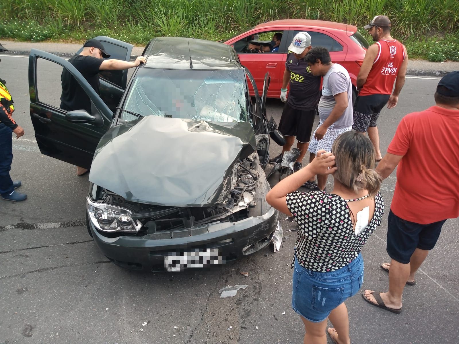 Quatro pessoas ficam feridas após carro colidir com plataforma de ônibus  em Manaus 