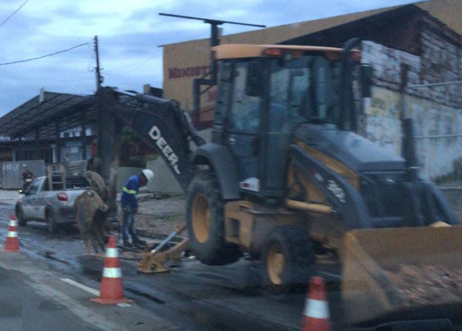 Manutenção em rede causa falta de água e trânsito caótico em avenida de Manaus
