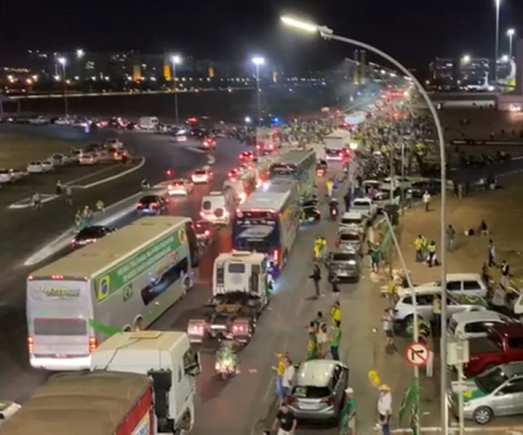 Manifestantes pró-Bolsonaro driblam PM e dominam a Esplanada dos Ministérios