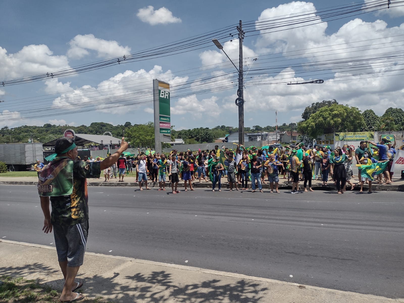 Grupo canta Hino Nacional na Avenida das Torres em ato de 7 de setembro