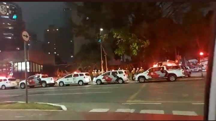 Vídeo: grupo pró-Bolsonaro grava viaturas policiais em frente a casa de Alexandre de Moraes
