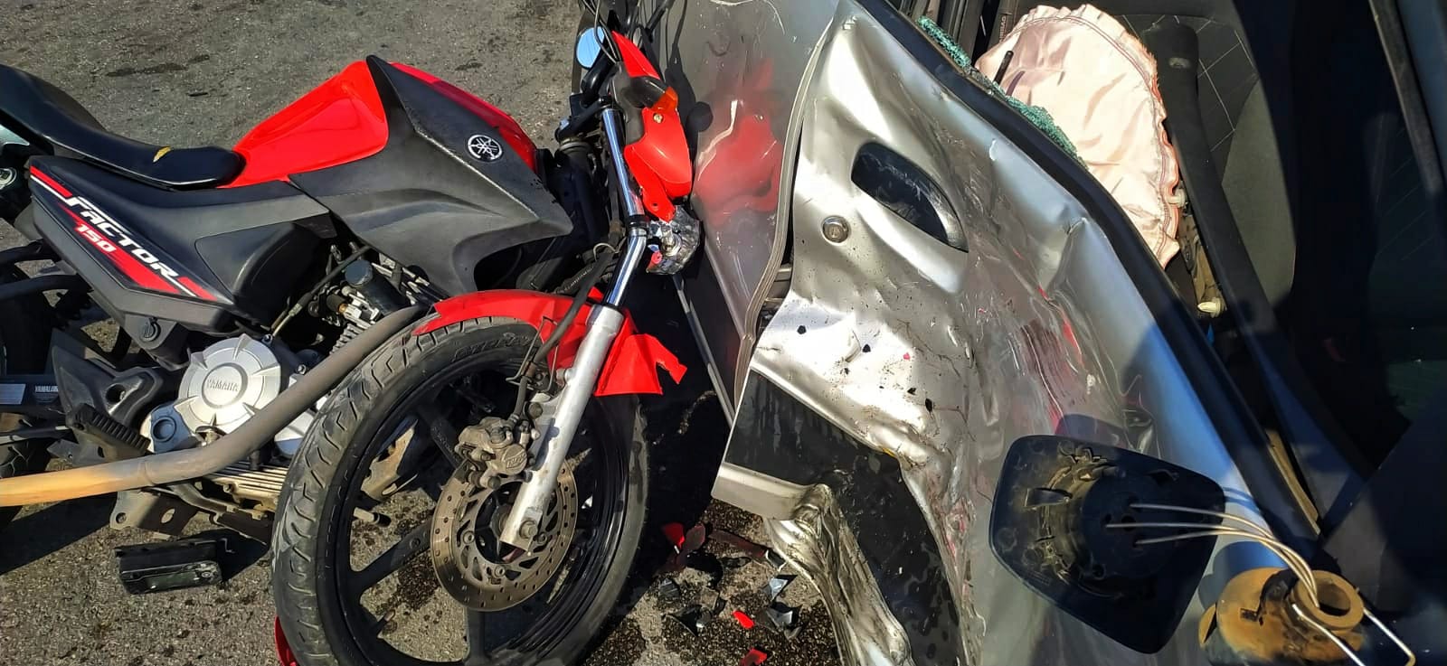 Acidente entre carro e moto deixa duas pessoas feridas em Manaus