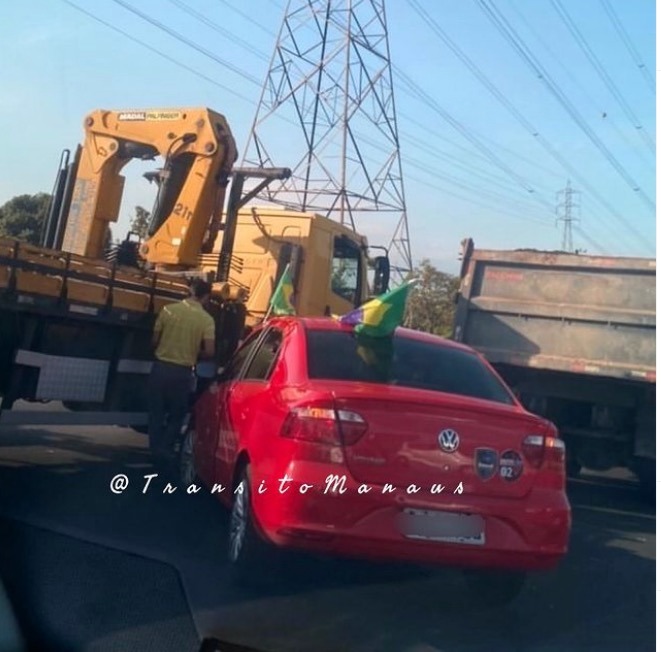 Acidente causa longo engarrafamento na Avenida das Torres, em Manaus
