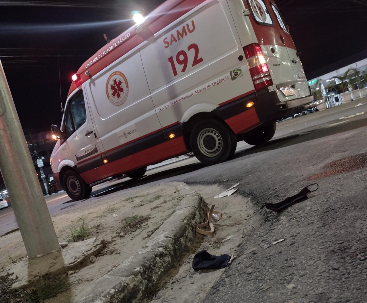 Família é arremessada na pista durante grave acidente em Manaus