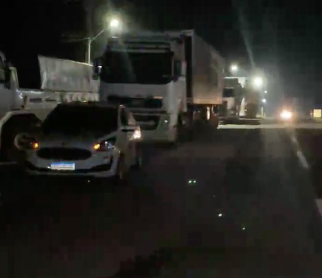 Caminhoneiros interditam BR-174 em ato pró-Bolsonaro no Amazonas