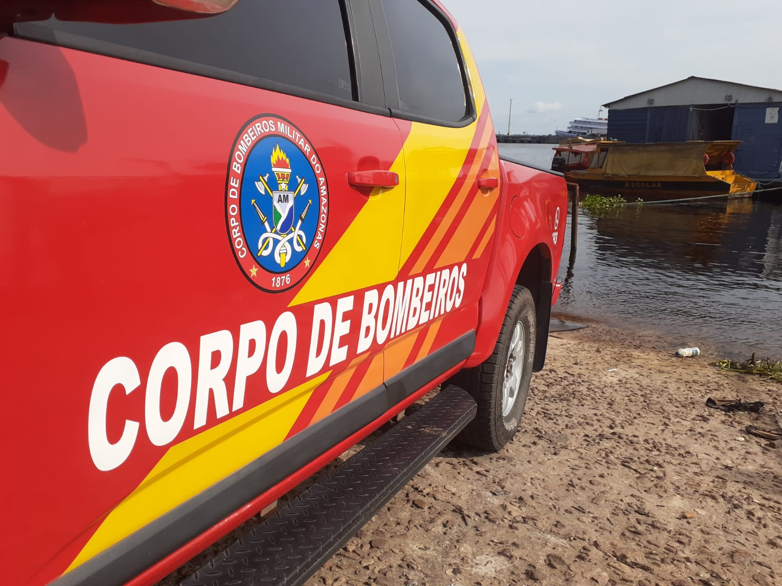 Adolescente cai de bote cheio de passageiros e morre afogado no Amazonas
