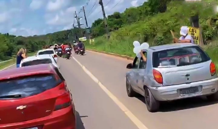 Multidão participa de cortejo fúnebre do cantor de forró Romarinho Mec no Amazonas
