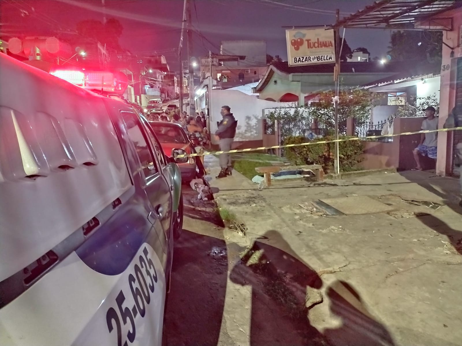 Homem é morto a tiros com filho no colo em Manaus