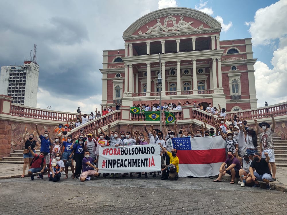 Reunidos na frente do Teatro Amazonas, manifestantes pedem impeachment de Bolsonaro