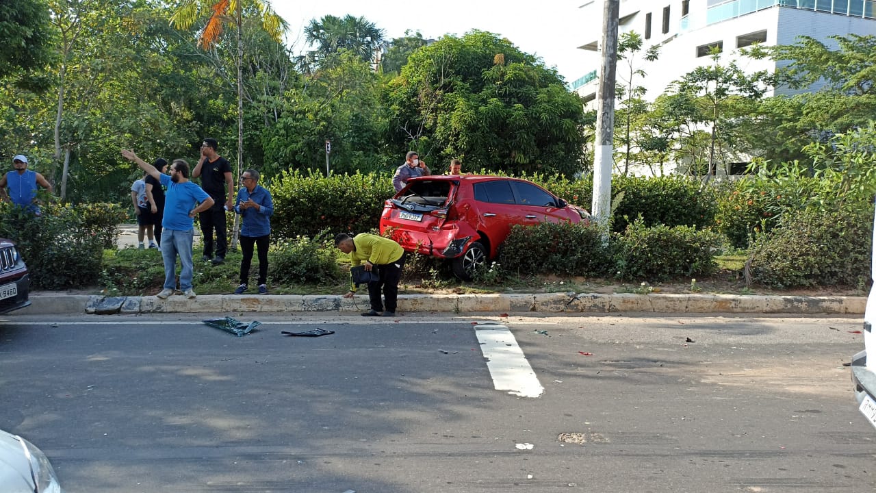 Caminhão arrasta 5 carros e causa caos em avenida de Manaus