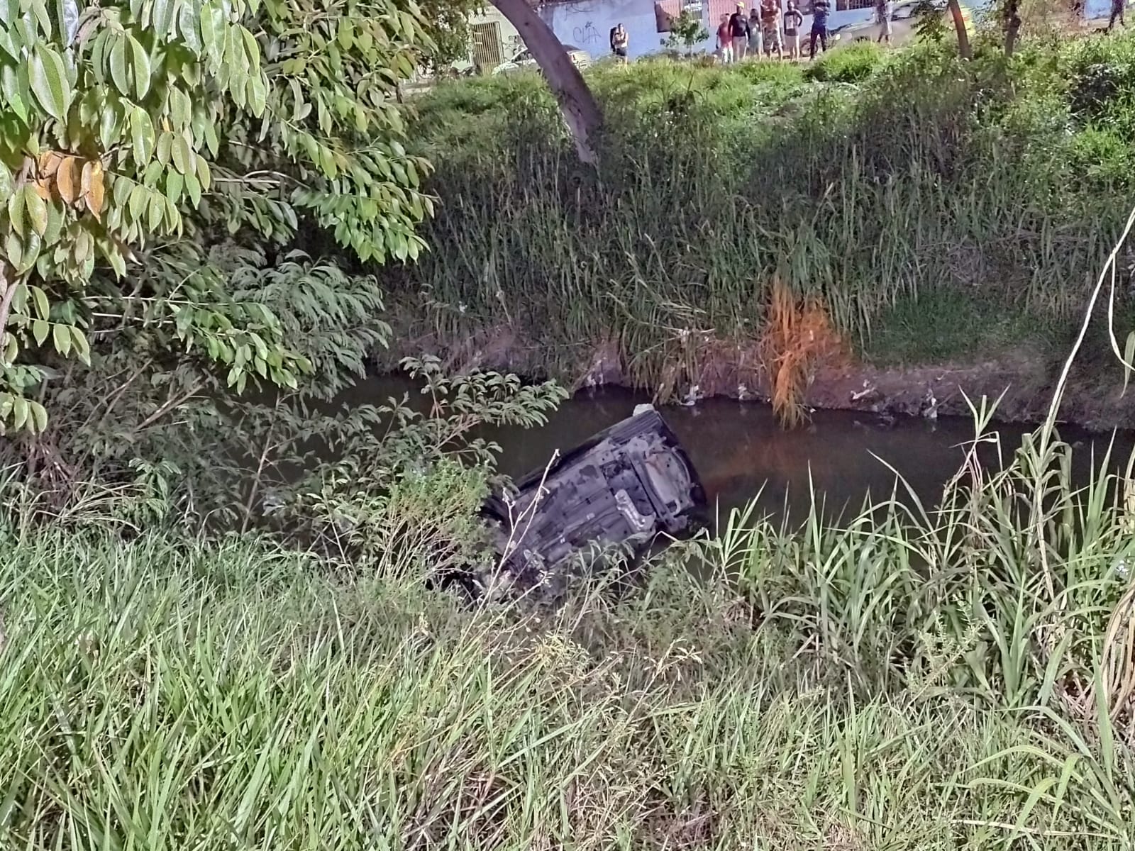 Assaltantes caem com carro em igarapé ao tentarem fugir da polícia em Manaus