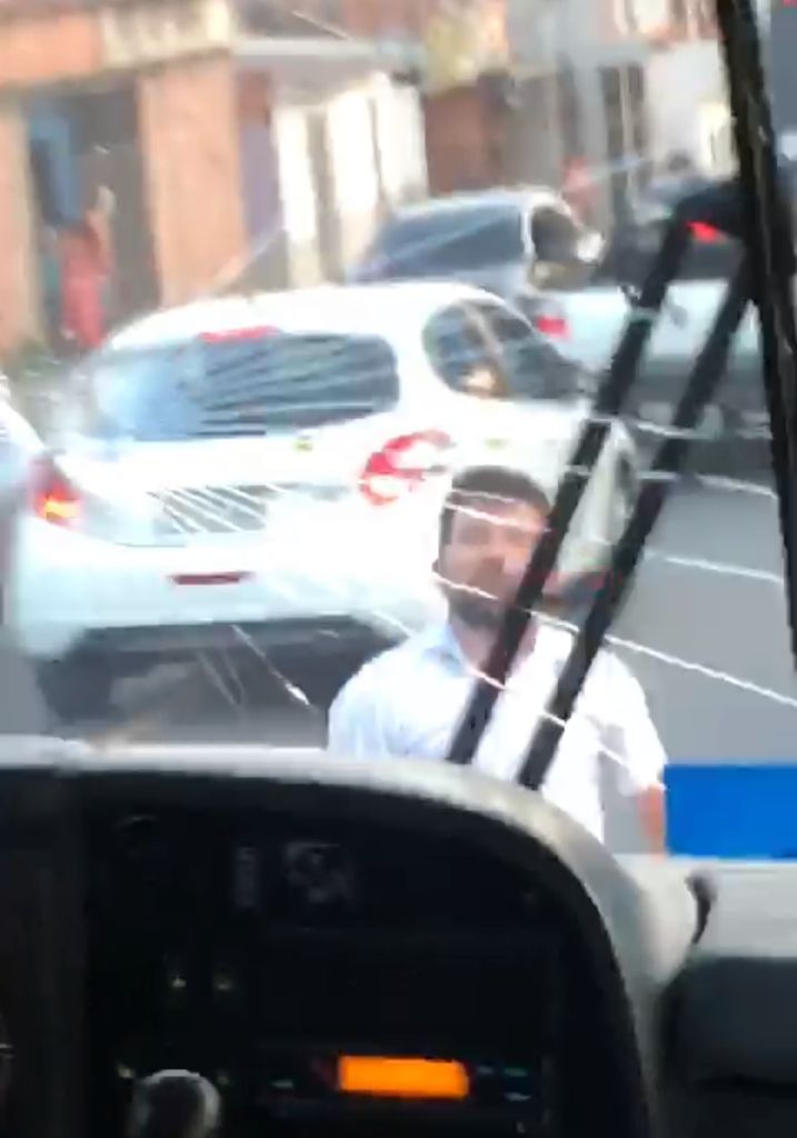 Vídeo: Acidente entre carro e ônibus termina em agressão e quebra-quebra em Manaus