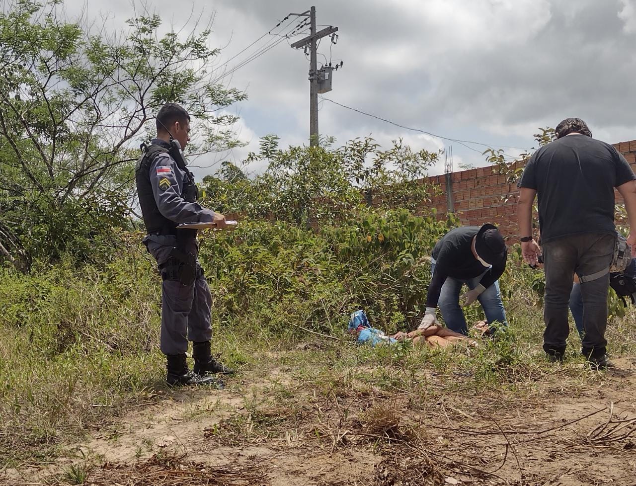 Criminosos matam homem a facadas e tentam decepar braço da vítima em Manaus