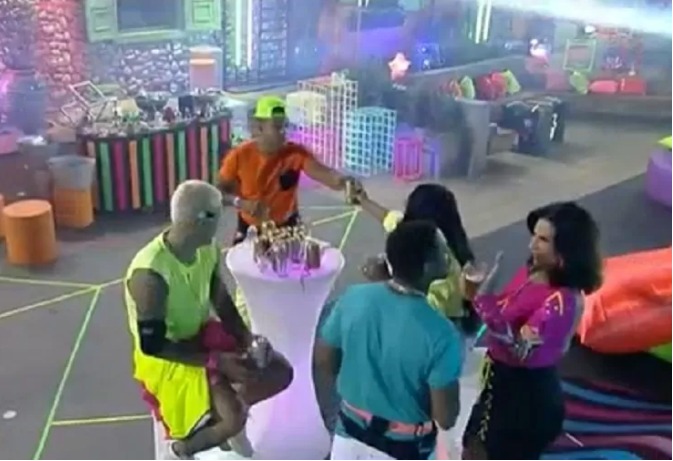 Solange Gomes recusa selinho de Nego do Borel em festa de 'A Fazenda 13'