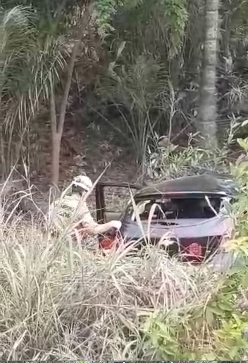 Vídeo: Carro capota em acidente na Ponte Rio Negro e uma pessoa fica presa às ferragens