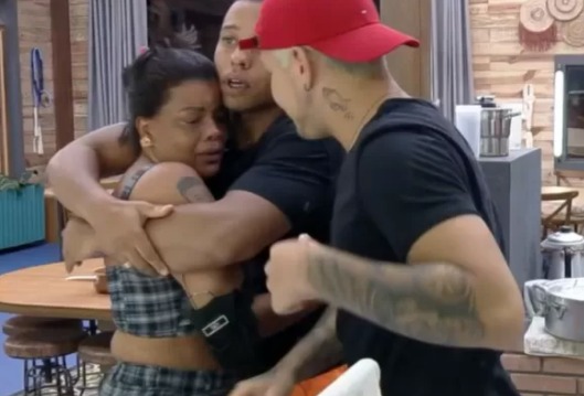 Vídeo: Tati Quebra Barraco chora após discutir com Rico em 'A Fazenda'
