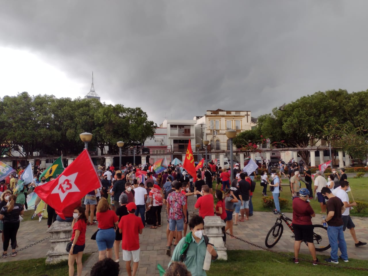 Chuva atrasa manifestação contra Bolsonaro em Manaus