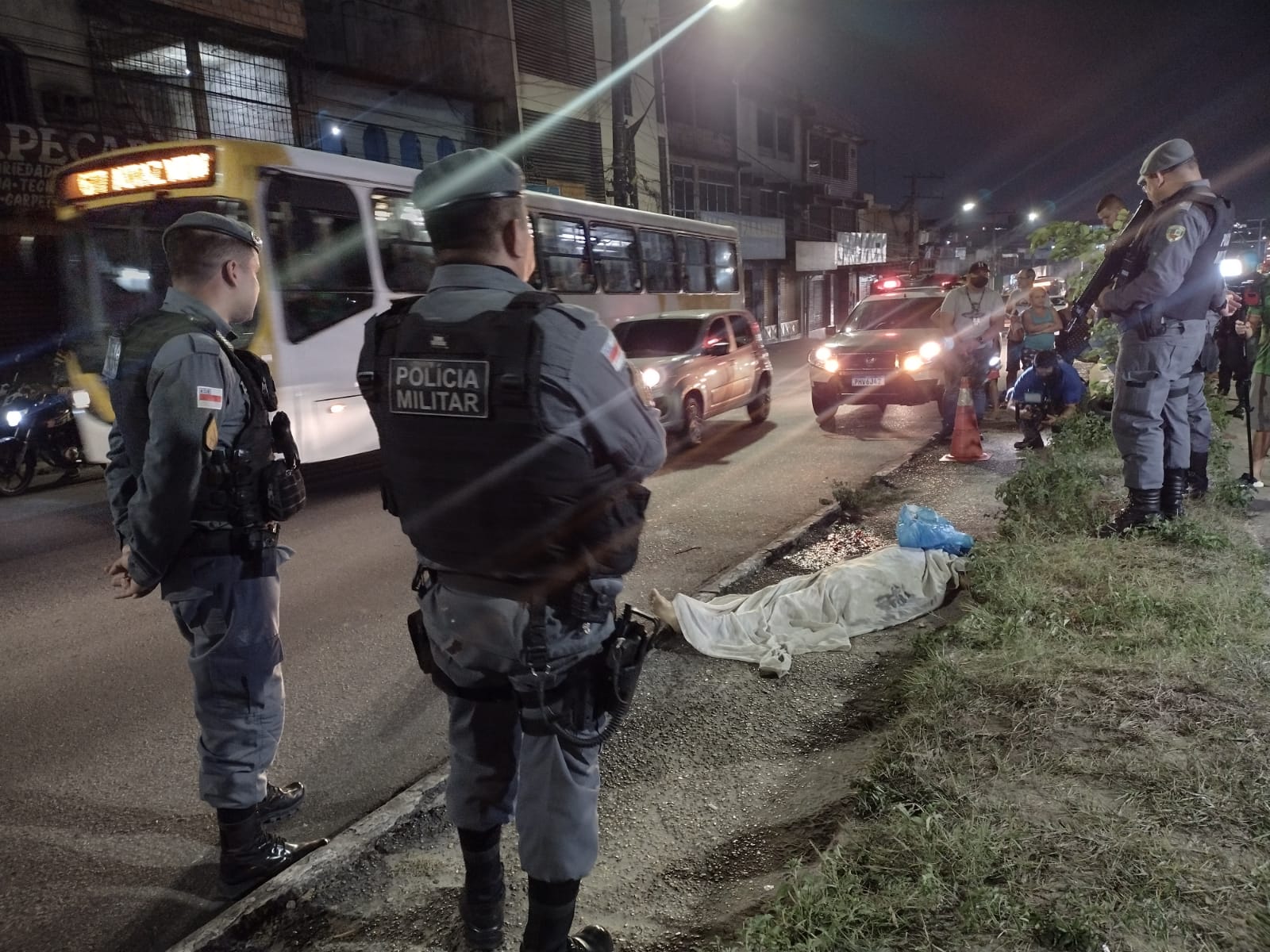 Assalto em micro-ônibus deixa um morto e dois baleados em Manaus