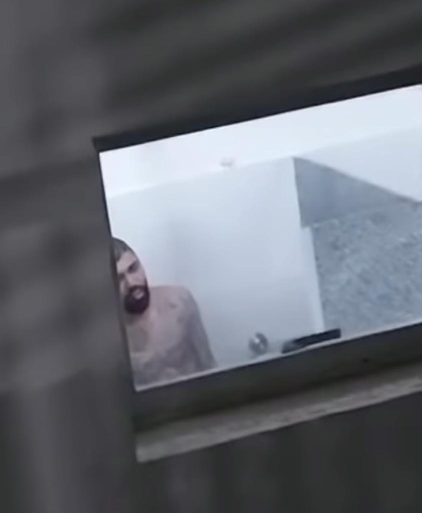 Vídeo: Fãs flagram Gabigol tomando banho após treino da Seleção Brasileira em Manaus