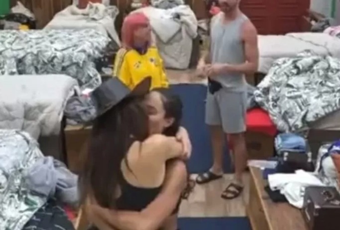 Day e Aline trocam beijos e Rico ironiza: 'Bispo vendo vocês se beijando'