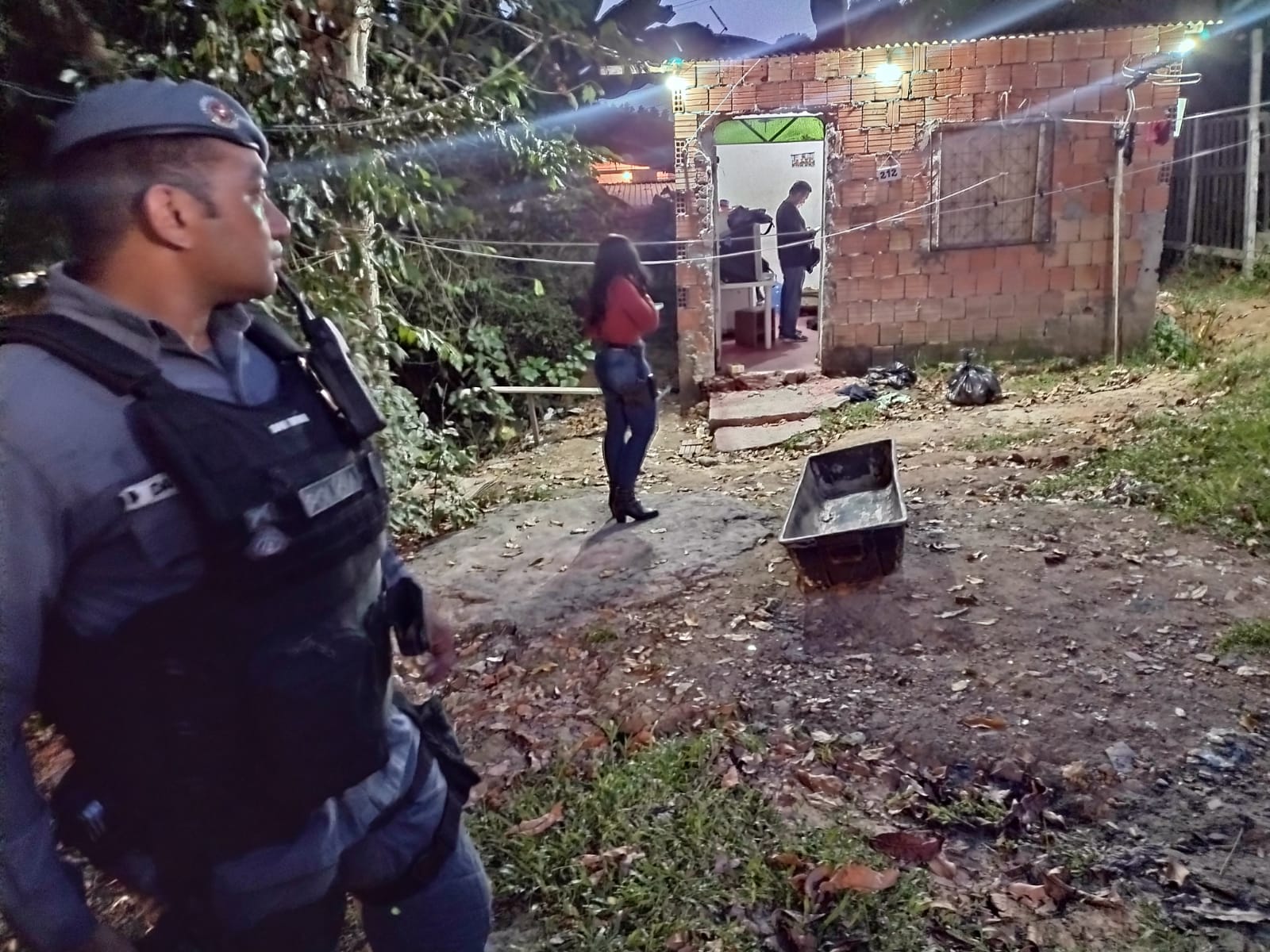 Assassinos tiram bebê de colo de padrasto e filmam execução do homem em Manaus