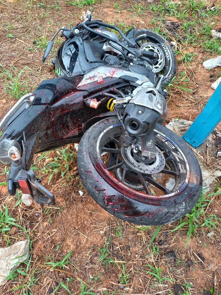 Motociclista morre ao ser arremessado contra barra de ferro em acidente no Amazonas