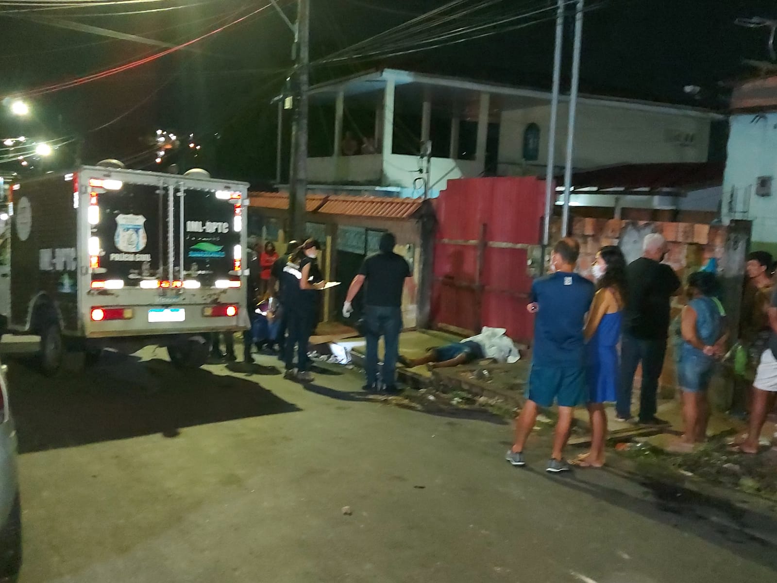 Homem é brutalmente executado por grupo em carro em Manaus