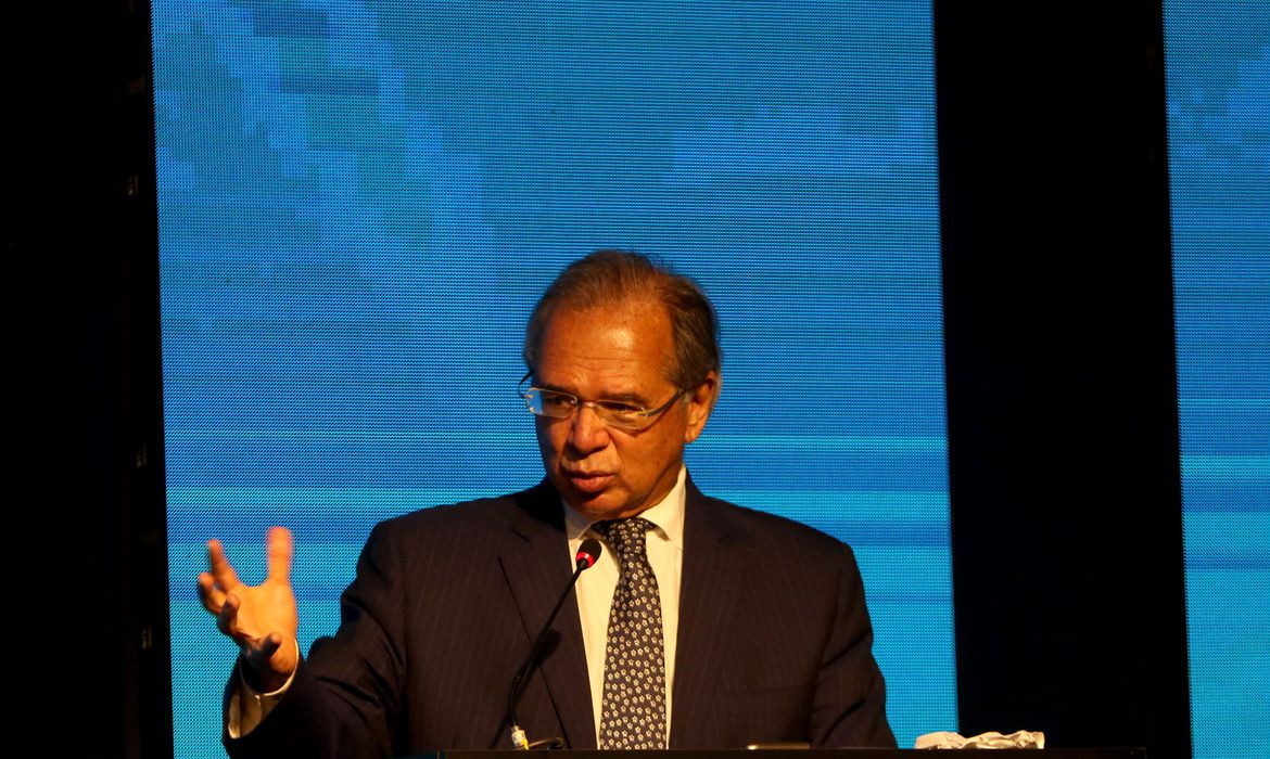 Auxílio Brasil: ministro diz que governo usará R$ 30 bilhões fora do teto