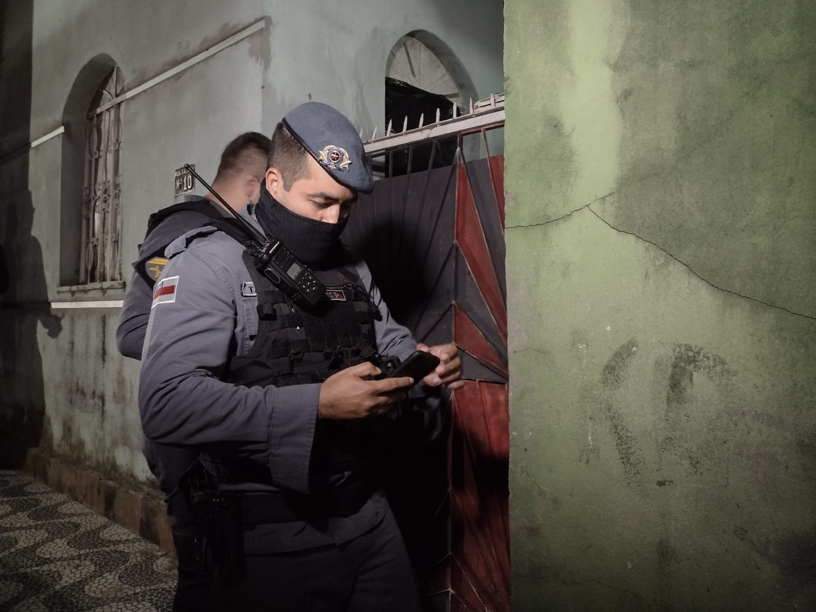 Grupo de assassinos invadem vila e crivam homem com tiros em Manaus