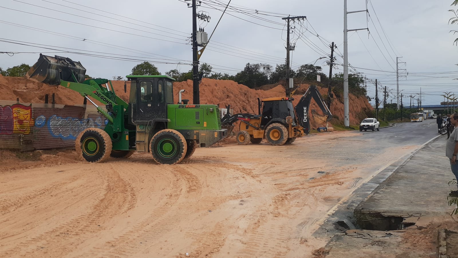 Vídeo: Forte chuva causa deslizamento de barranco na zona Leste de Manaus
