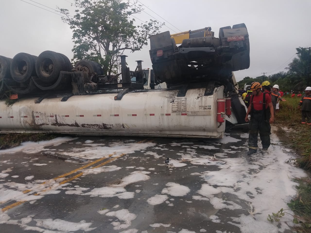 Caminhão com óleo diesel tomba na AM-010; Motorista morreu esmagado