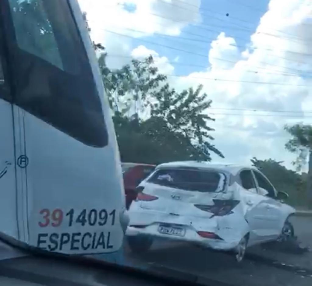 Vídeo: Acidente deixa veículos engavetados e trânsito lento em Avenida de Manaus