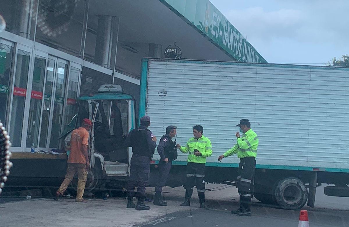 Caminhão desgovernado bate em plataforma e deixa trânsito caótico na Torquato, em Manaus