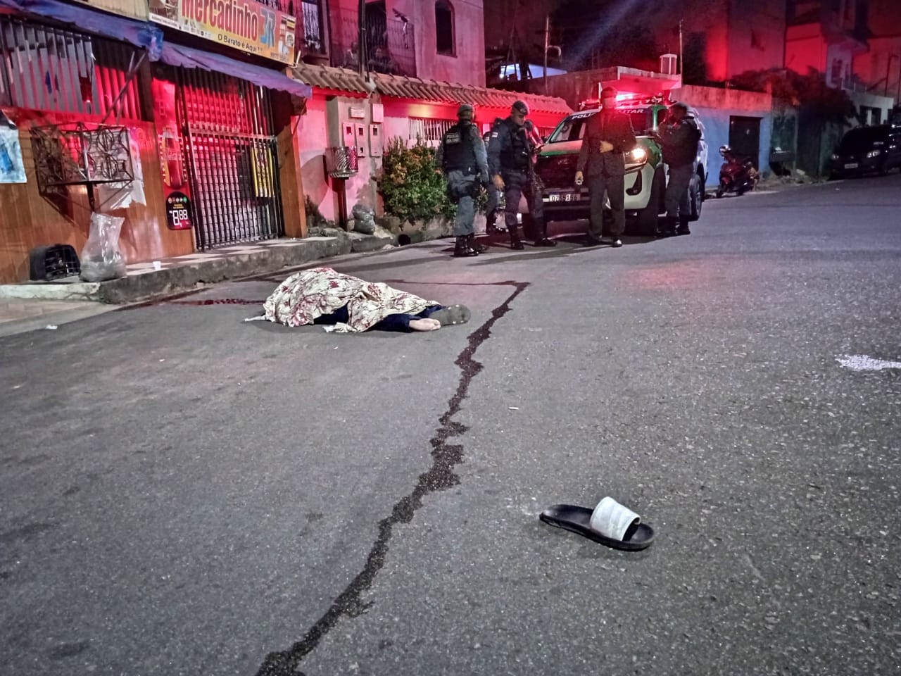 Mulher morre e companheiro é baleado durante perseguição em Manaus