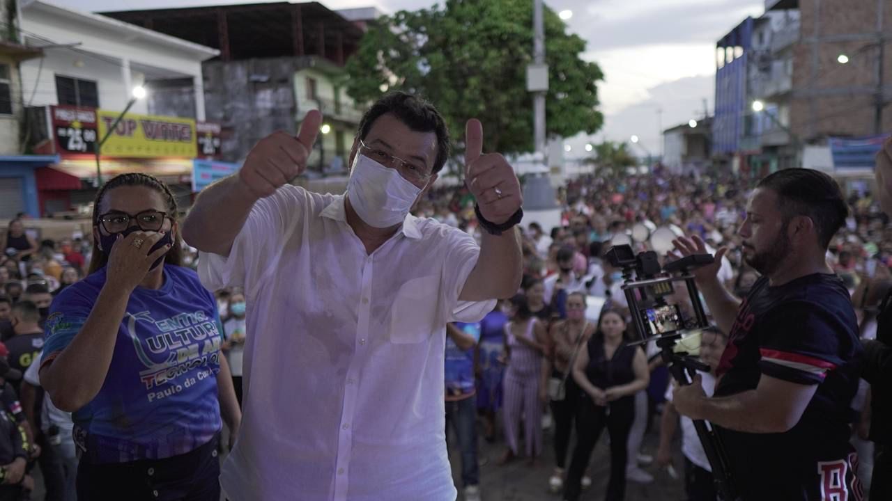 Eduardo Braga anuncia investimentos e entrega aparelhos para escolas do Amazonas