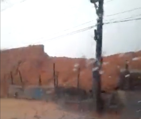 Vídeo: Barranco desmorona durante chuva e causa congestionamento em avenida de Manaus