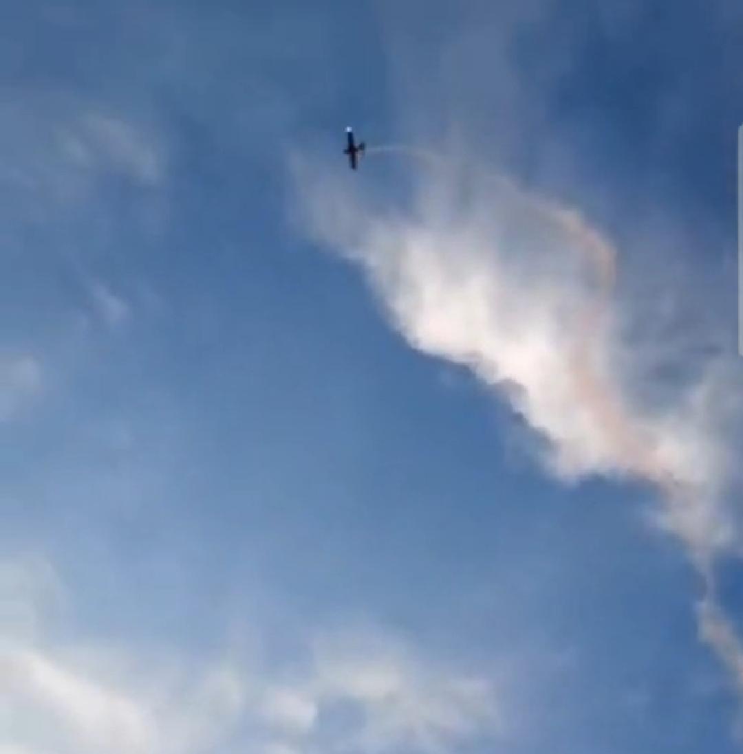 Vídeo: Avião que fazia acrobacias cai sobre mãe e filha durante casamento